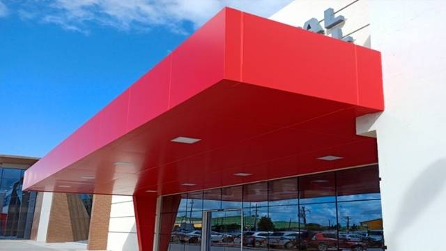 Fachada de farmácia com chapas de alumínio ACM