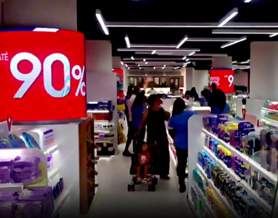 Exemplo de painel de LED no interior da farmácia