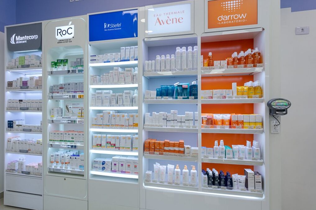 Iluminação de Led Branco em layout de farmácia moderna