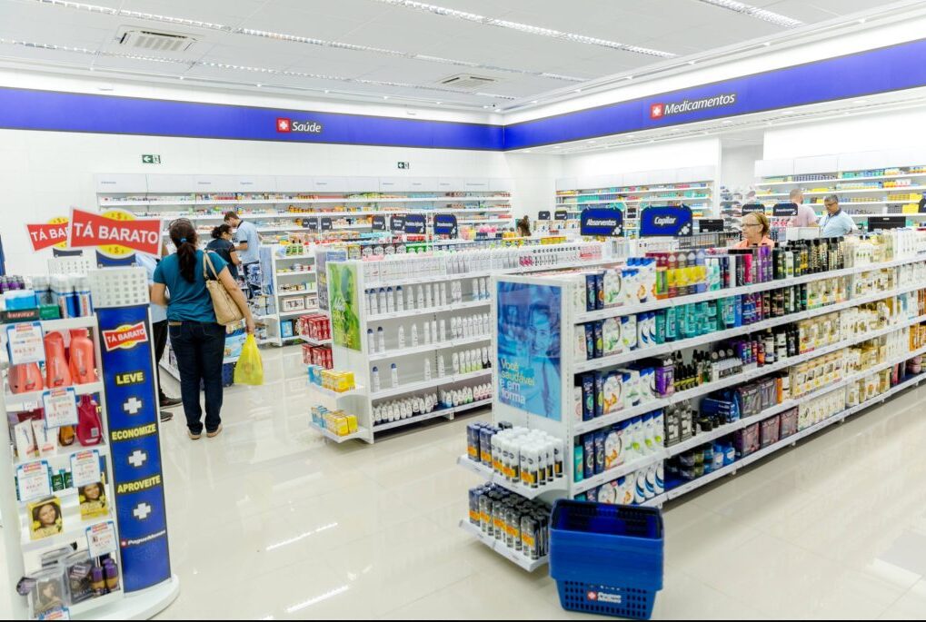 Cestas para clientes no layout de farmácia moderna